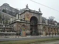 Le bâtiment nord en 2011, avant sa restauration.
