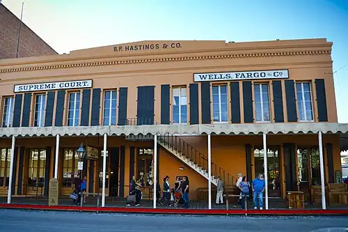 Anciens locaux de B.F. Hastings & Co et de Wells Fargo, terminus ouest du service postal Pony Express. Le bâtiment abrite également la Cour suprême de Californie à ses débuts.