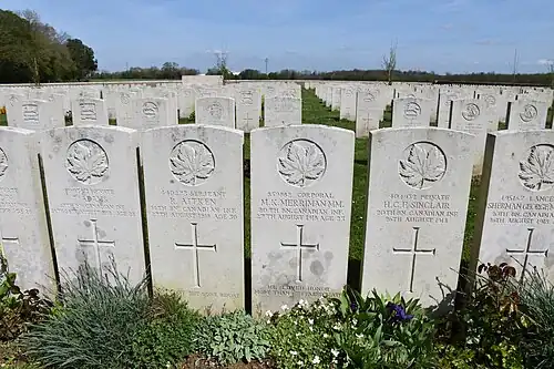 Tombes de soldats canadiens tombés le 26 août 1918 lors de la libération définitive de Tilloy.