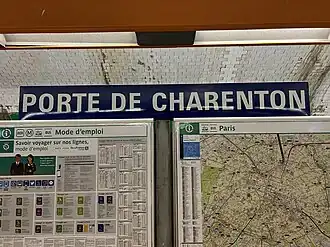 Panneau indiquant le nom de la station.