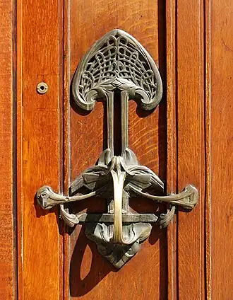 Poignée de porte dessinée par Fernand Dubois.
