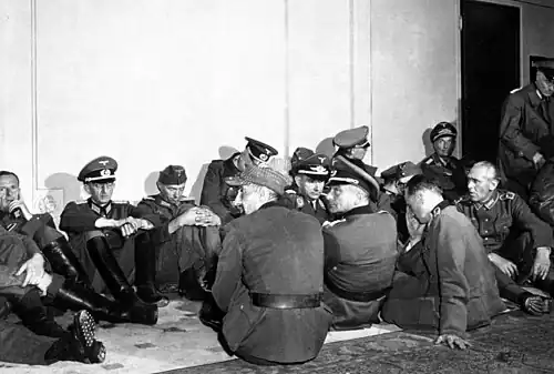 Officiers allemands capturés par des troupes françaises et logés à l’hôtel Majestic, le 26 août 1944.