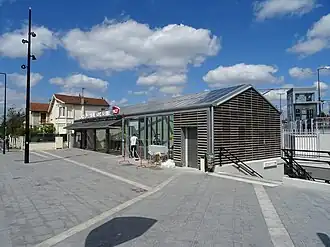 Le bâtiment voyageurs affecté à la ligne T11.
