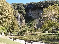 La cascade et le parc.