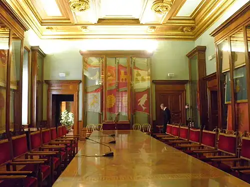 Salle des Drapeaux.