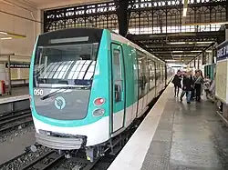 La rame MF 01 numéro 050 à la station Gare d'Austerlitz, en juin 2011