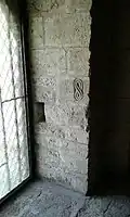 Symbole de l'infini gravé près de la porte à gauche de l'autel