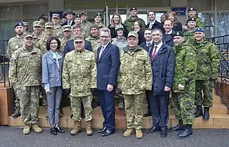 Et Fearless guardian avec Hodges, Matthew Beevers, Oksana Syroiid, Marius Janukonis, Geoffrey Pyatt, Pavlo Tkachouk, Roman Waschuk, en 2015.