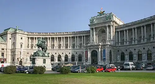 Vue de la Neue Burg depuis la Heldenplatz.