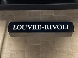 Panneau indiquant le nom de la station.
