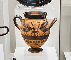 Photograpie d'un vase antique peint, montrant deux grues qui attaquent un petit homme