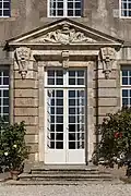 Porte sur la façade sud.