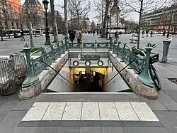 L'accès no&nbsp;10 « Square Henri Christiné ».