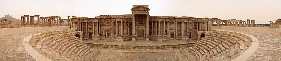 Vue panoramique du théâtre depuis la cavea avant la destruction du milieu du mur de scène.