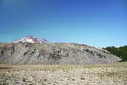 Front d'une ancienne coulée de lave s'étant arrêtée au milieu d'une prairie.