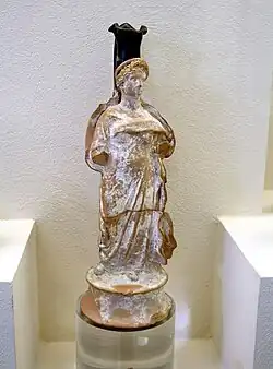 Vase plastique, œnochoé à figure de Niké. Mi-IVe siècle
