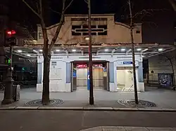 Vue nocturne du même édicule d'entrée.