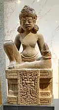 Divinité proche du Buddha du vihara de Đồng Dương. Fin IXe. H. 85&nbsp;cm. Museum Rietberg[88]