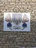 Armoiries de la commune sur le mur de la mairie.