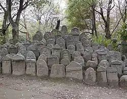 Pierres tombales (供養塔, Kuyōtō)