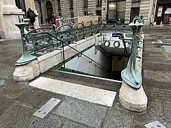 Accès no&nbsp;7 « Rue de l'Arcade ».