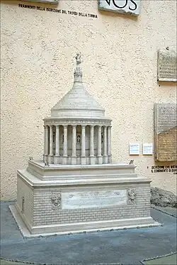 Photographie en couleurs de la maquette d'un monument antique de forme circulaire et surmonté d'un dôme.