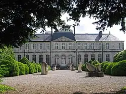 Façade arrière du palais et son jardin.