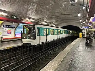 Rame MF 67 entrant en station en direction de Mairie d'Aubervilliers.