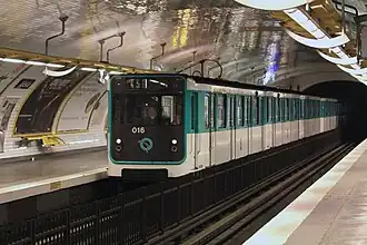 Une rame MP 59 entre dans la station en 2011. Ce matériel a disparu depuis de la ligne.