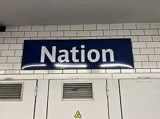 Panneau indiquant le nom de la station.