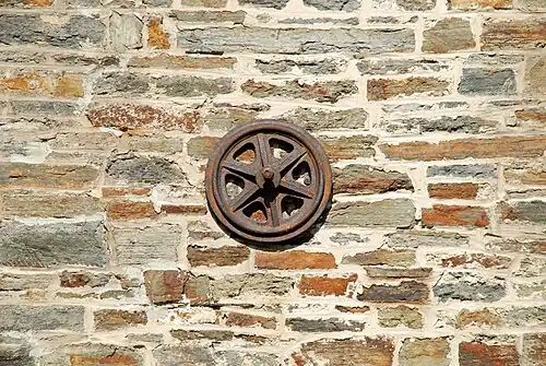 Ancre de façade en forme de roue.