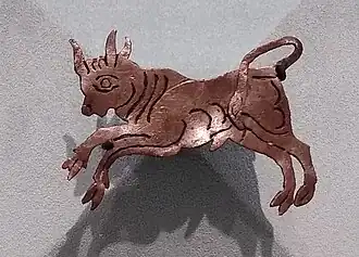 Le taureau en plaque de métal.