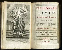 Photographie en couleurs des premières pages des Vies parallèles en anglais, ornées d'une gravure en pleine page.