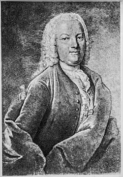 Portrait d'homme souriant avec longue perruque bouclée dégageant un haut front.