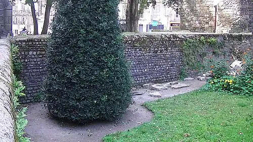 L'enceinte à côté de la porte Saint-Pierre.