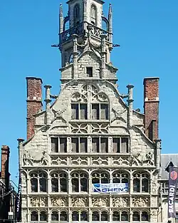 Partie haute de la façade.
