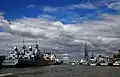 Bateaux de guerre dans le port.