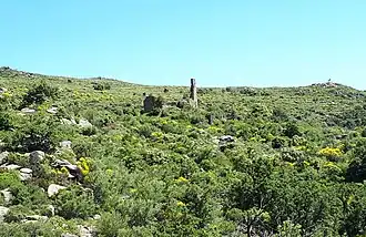 Les vestiges de l'église, vus depuis le sud