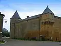 L'aile nord, entre la tour nord-est et l'échauguette au nord-ouest Côté gauche, la rue vers la terrasse de la mairie ; côté droit, la route vers l'ancien lavoir.