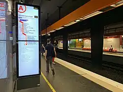 Quai du RER A (direction Paris) avec panneau indicateur de desserte.