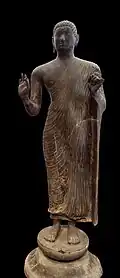 Buddha. Découvert à Đong Dương, (origine: Sri Lanka ?) VIIIe-IXe env. Bronze, H. 119&nbsp;cm. Musée d'Histoire du Vietnam[56],[57]