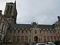 Façade Nord vue de la cour Matignon, à gauche les tours de la cathédrale Saint-Pierre.