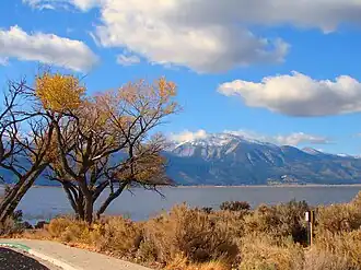 Vue de Slide Mountain depuis l'extrémité sud-est du lac Washoe.
