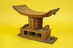 Siège en bois scultpé, sans dossier, avec assise en arc de cercle
