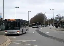 Le S 415 NF no&nbsp;H266 sur la ligne 8 et le S 415 NF no&nbsp;H262 sur la ligne 7 à la gare de Plaisir - Grignon.