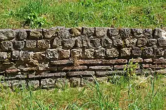 Alternance de moellons et de tuiles dans l'appareil des murs.
