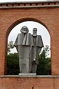 Statue de Karl Marx et de Friedrich Engels installées dans le mur de l'entrée.