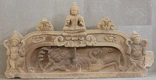 Tympan (inachevé ?): naissance de Brahmā, issu d'un lotus jaillissant du nombril de Viṣṇu, étendu sur le serpent cosmique Ananta. Mỹ Sơn E1. Fin VIIIe&nbsp;siècle[63] Grès, L. 240&nbsp;cm