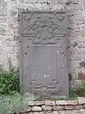 Une dalle funéraire (celle-ci non classée).