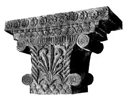 Le chapiteau de Pataliputra&nbsp;(en), très similaire à de nombreux chapiteaux hellénistiques, avec palmette centrale et autres motifs décoratifs grecs. Pataliputra, IIIe&nbsp;siècle&nbsp;av. J.-C.[106]